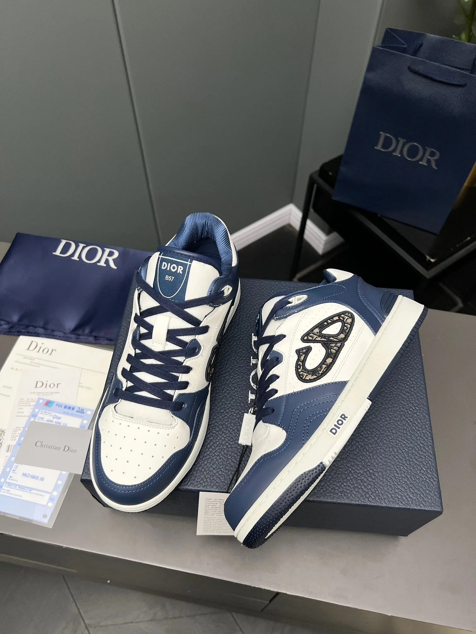 Men's Men's Shoes 💰600 Dior DiorB57 top version of low-top sneakers! ! ! Navy blue with beige smooth first-layer cowhide, fully oiled edges, T men's shoes 💰U outsole.  The 2024 autumn men's wear series has made a wonderful debut, a new classic item launched by Dior. Crafted from smooth first-grain cow leather in navy blue and beige, it's accented by a large leather heat-stamped CD logo on the sides. The distinctive laces of the same color match the color of the shoe body, and the opening and closing are decorated with various classic details on the tongue, sole and back side to enhance the style. The eyelet details, upper stitching and heel strip panels of the same color highlight the dynamic charm of its sports style. Exclusive two-color molded T men's shoes 💰U outsole is light, comfortable, non-slip and wear-resistant, the mesh lining and feet are customized with original colors, soft and breathable. Exquisite production technology highlights the grade, and can be matched with all kinds of clothing to create a refined look.